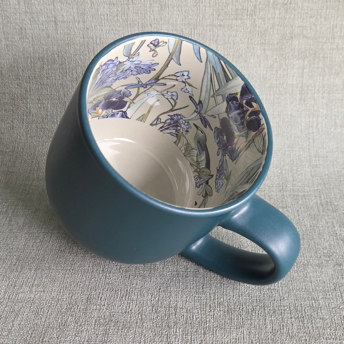 Blauwgrijze keramische mok met blauwe bloemenprint aan de binnenkant, Mok Blue Garden Meadow