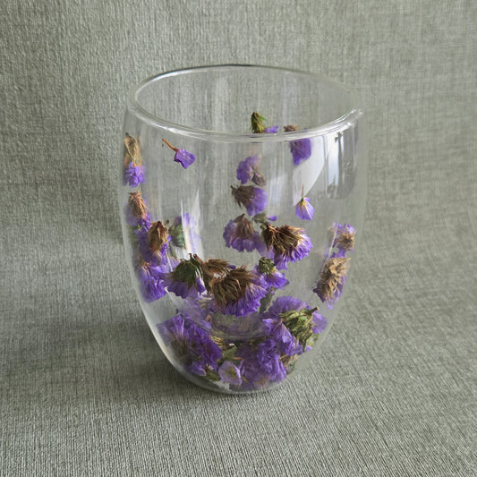 Dubbelwandig theeglas Indigo met decoratieve paarse bloemen voor thee en koffie van Leaf & Bean