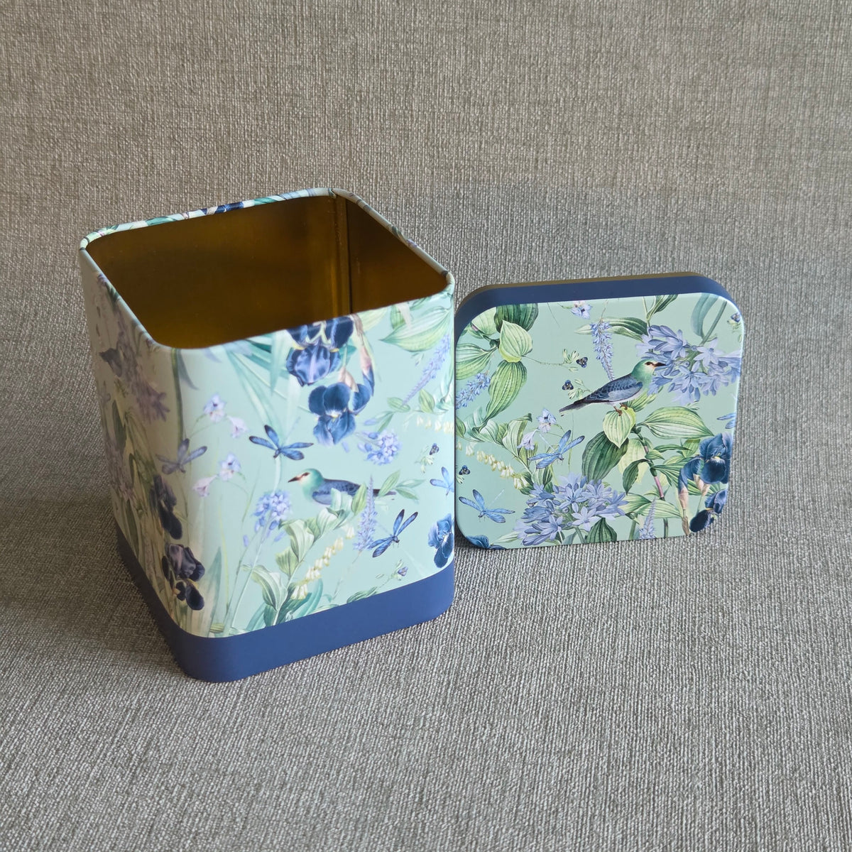 Vierkante theeblik met blauwe bloemenprint met vogels en libellen, Theeblik Blue Garden