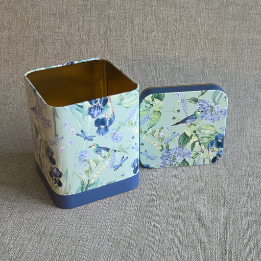 Vierkante theeblik met blauwe bloemenprint met vogels en libellen, Theeblik Blue Garden