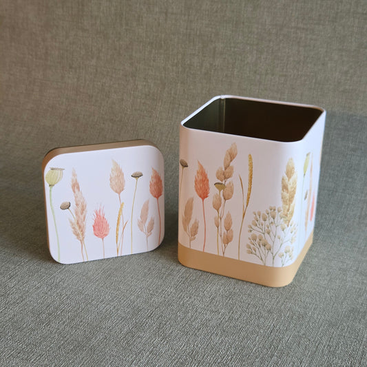 Vierkante theeblik met pastelkleurige bloemenillustratie en deksel ernaast, Theeblik Smilla
