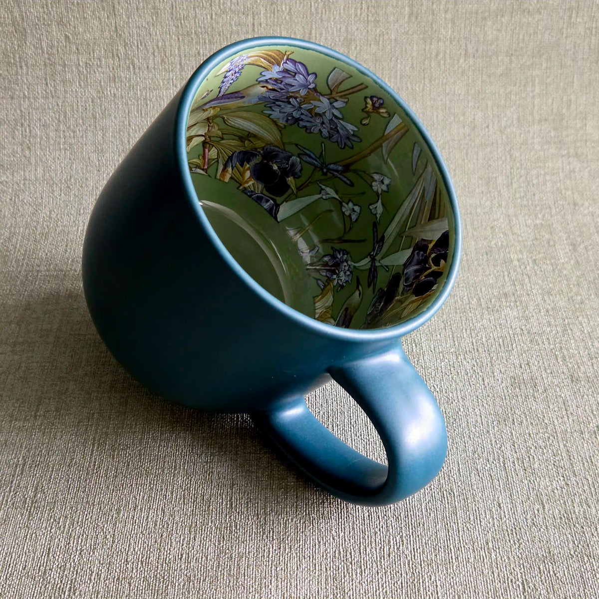 Blauwgrijze keramische mok met bloemenprint aan de binnenkant, Mok Blue Garden Forest