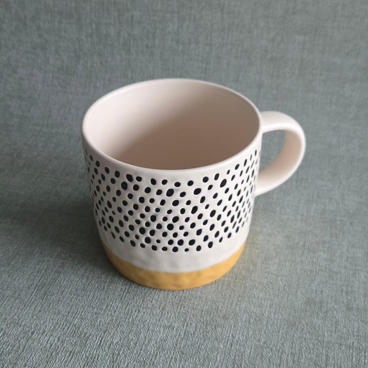 Witte keramische mok met zwart stippenpatroon en gele voet, Mok Reva Honey