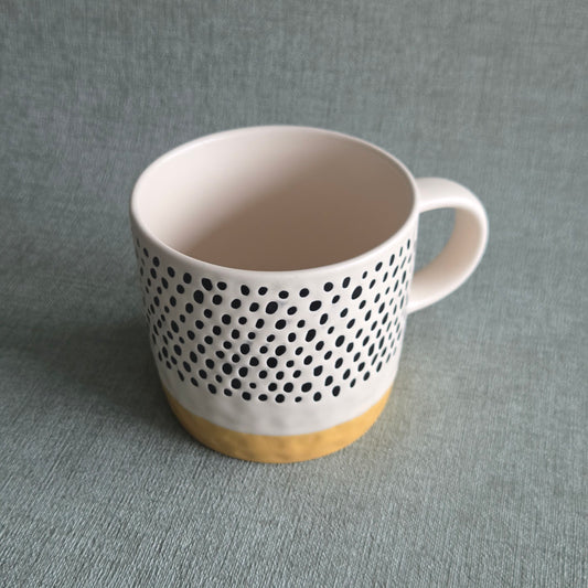 Witte keramische mok met zwart stippenpatroon en gele voet, Mok Reva Honey