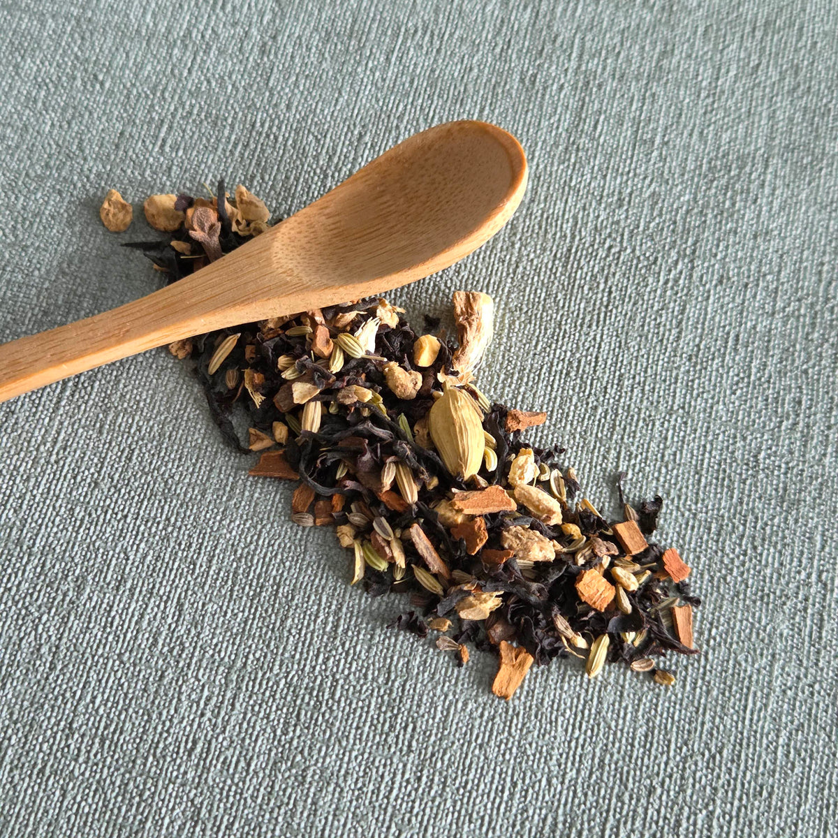 Bamboe lepel met zwarte chai-thee van Chai Black Tea met kardemom en kaneel
