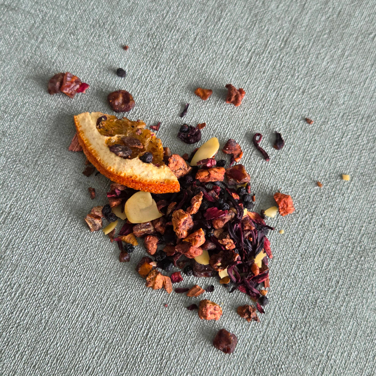 Fruitinfusie van Christmas Punch met sinaasappelschijf, hibiscus en bessen
