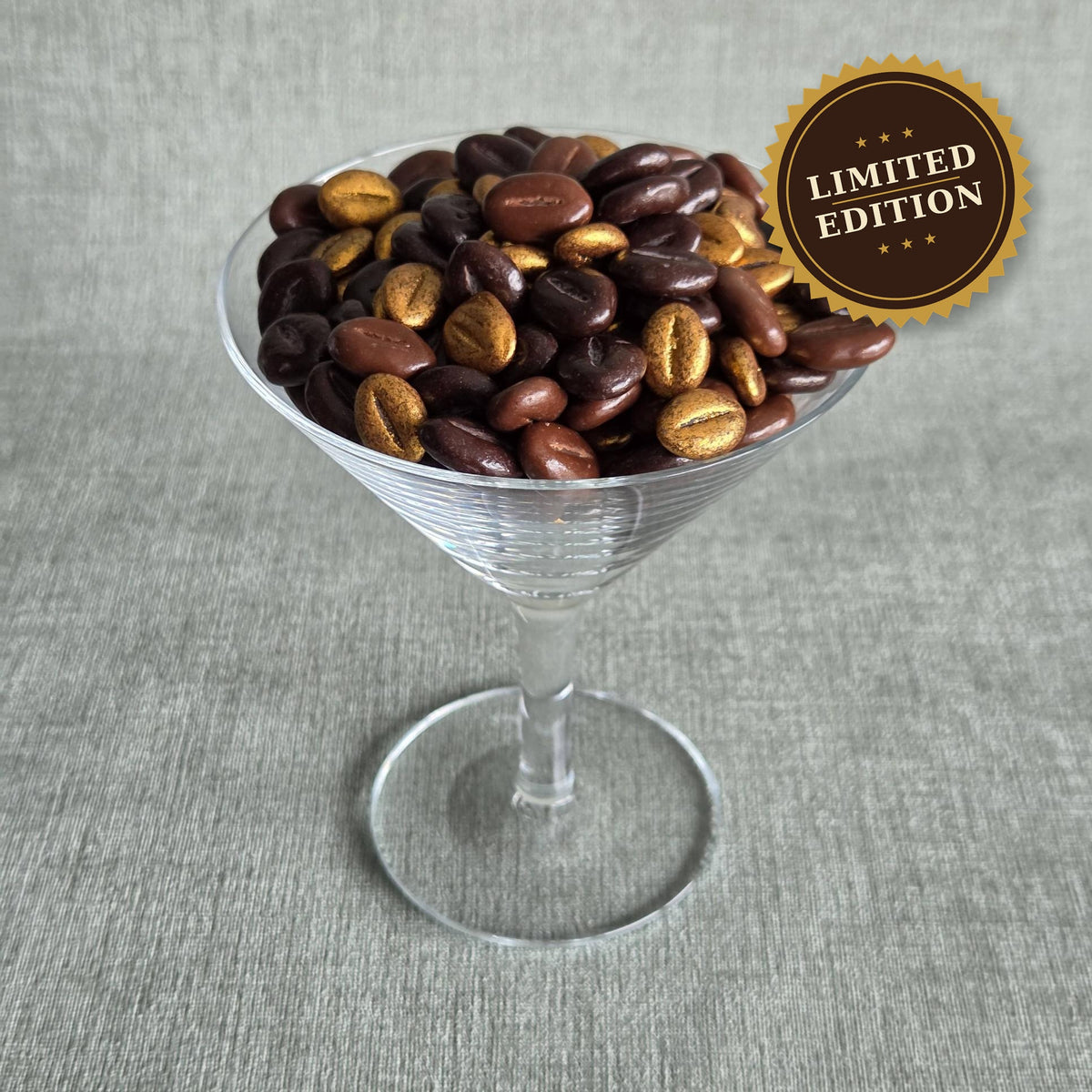 Bruine en gouden chocoladebonen in een martini-glas, Golden Chocolate Bean Mix